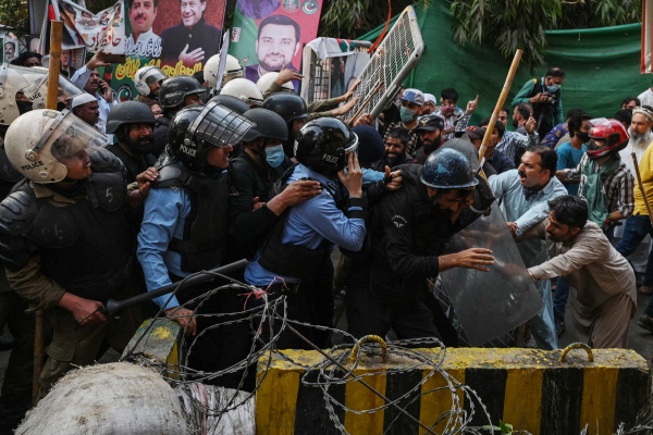 전파키스탄총리지지자들과경찰