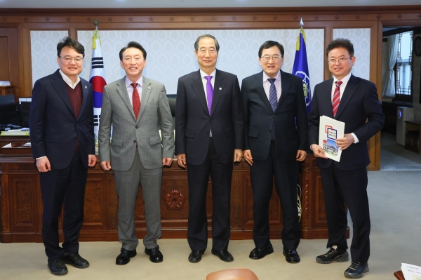 이철우 경북도지사(사진 맨 오른쪽)는 지난 27일 한덕수 국무총리(사진 중앙)를 만나 2025 APEC 정상회의 경주 유치를  적극 건의했다.