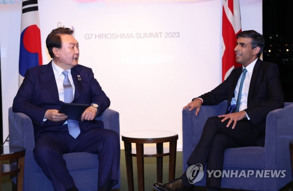 주요 7개국(G7) 정상회의 참석차 일본을 방문 중인 윤석열 대통령이 20일 히로시마 G7 정상회의장인 그랜드 프린스 호텔에서 열린 리시 수낵 영국 총리와의 정상회담에서 발언하고 있다.