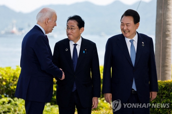 오른쪽부터 윤석열 대통령, 기시다 후미오 일본 총리,조 바이든 미국 대통령.