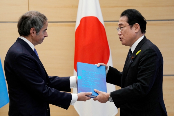 라파엘 그로시 국제원자력기구(IAEA) 사무총장(왼쪽)이 4일 일본 도쿄에서 기시다 후미오 총리를 만나 후쿠시마 제1원자력발전소 오염수의 해양 방류 계획에 관한 종합보고서를 전달하고 있다. 연합뉴스