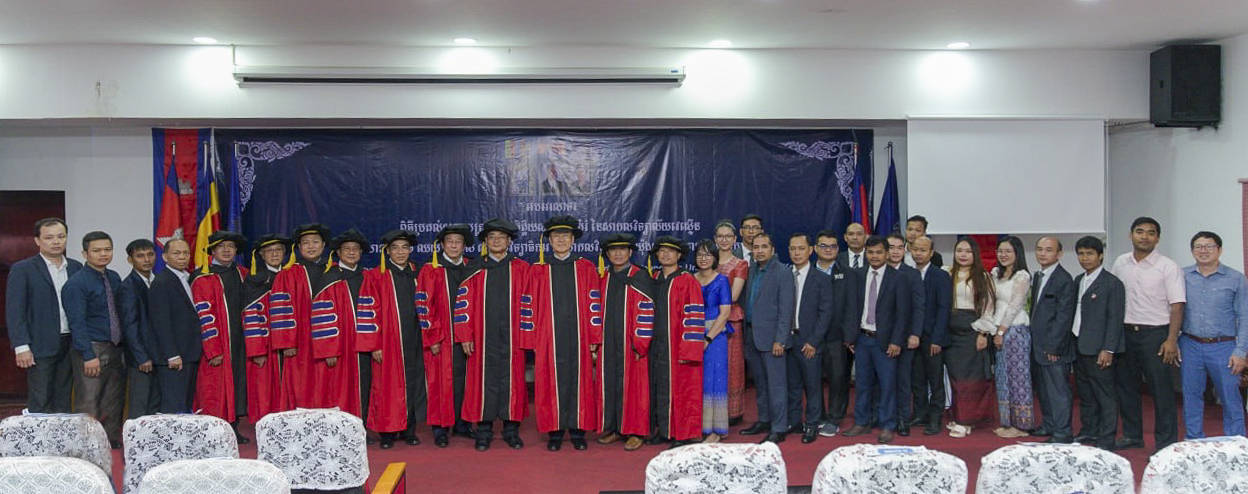 최외출 영남대 총장(사진 왼쪽서 12번째)이 지난달 14일 캄보디아 웨스턴대학교에서 명예교육학박사 학위를 받았다.