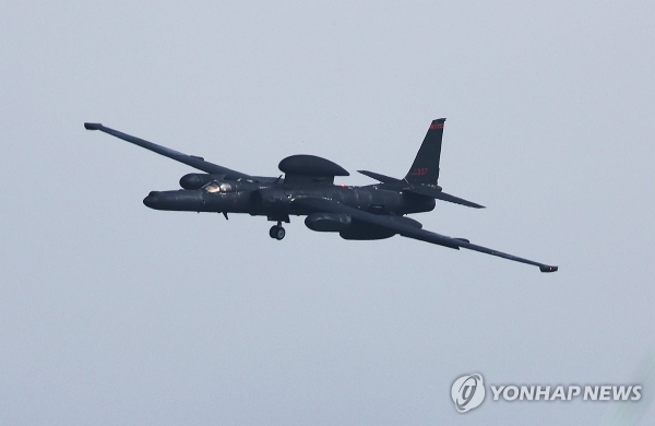 북한이 군사정찰위성을 우주궤도에 진입시키는 데 성공했다고 주장한 22일 오후 경기도 평택시 주한미공군 오산기지에서 고공정찰기 U-2S가 착륙하고 있다.