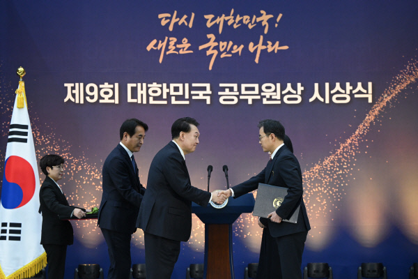 윤석열대통령-홍석구농식품부사무관에게녹조근정훈장친수