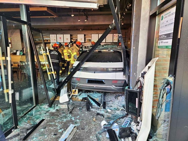 7일 오전 11시 8분께 북구 칠성동의 한 카페에 승용차가 돌진하는 사고가 발생해 소방 당국이 안전 조치를 하고 있다. 대구소방안전본부 제공