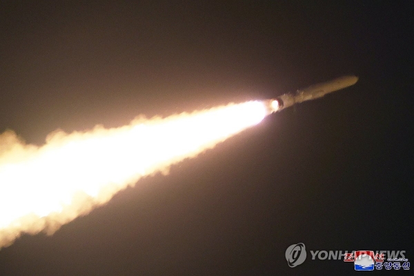 북한이 지난 24일 신형전략순항미사일 '불화살-3-31'형 첫 시험발사를 진행했다고 조선중앙통신이 25일 보도했다.